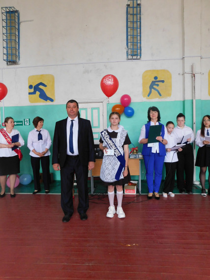 В МКОУ Верхнеикорецкая СОШ Бобровского района прошло торжественное награждение учащихся выпускных классов.